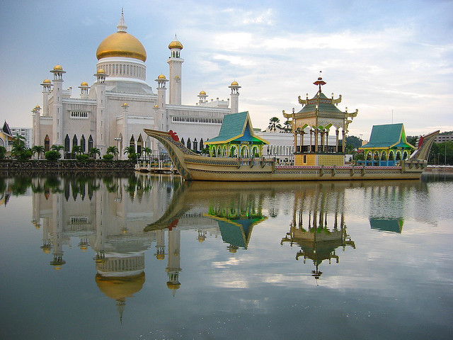 Sultan Omar Ali Saifuddin Mosque is a royal Islamic mosque located in Bandar Seri Begawan. The mosque is one of the most spectacular mosques in the Asia Pacific and a...