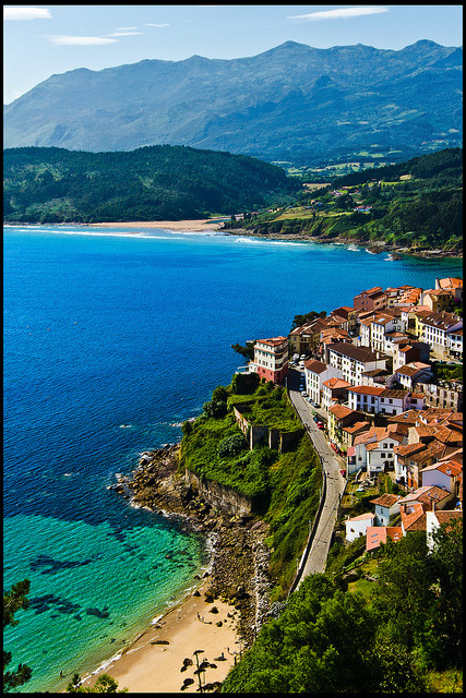 View from the San Roque viewpoint of the fishing village of Lastres, Asturias, Spain .]]>” id=”IMAGE-mdkw0bIJu41r6b8aao1_500″ /></noscript><img class=